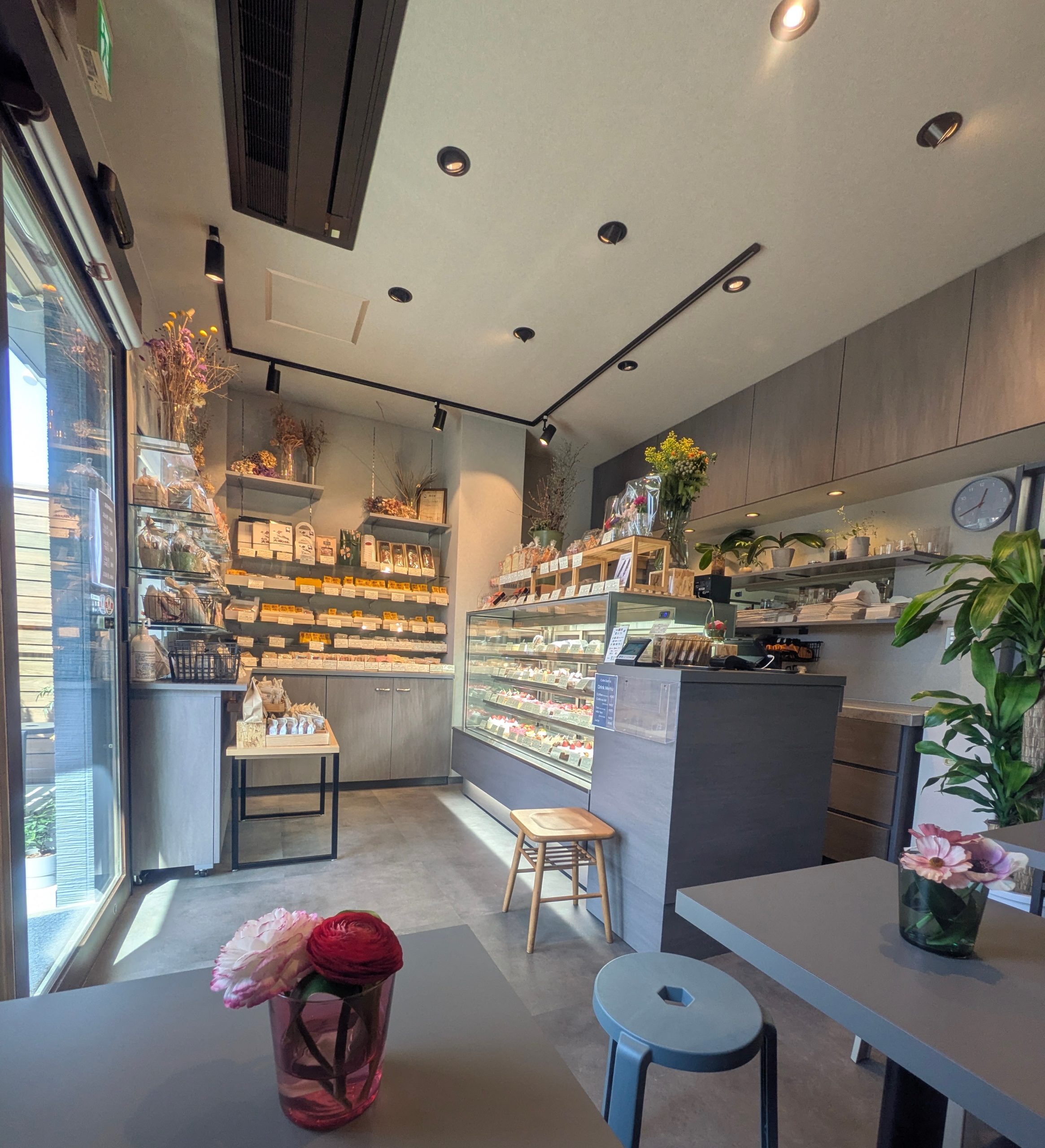 ショーケースとカフェスペースのあるダルトワ店内